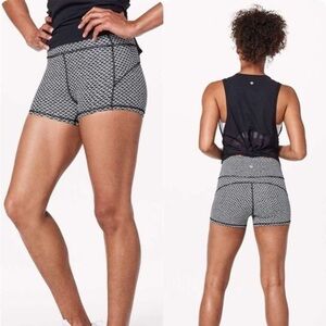 NWOT Lululemon In Movement Short in Monochromic Black, Size 6